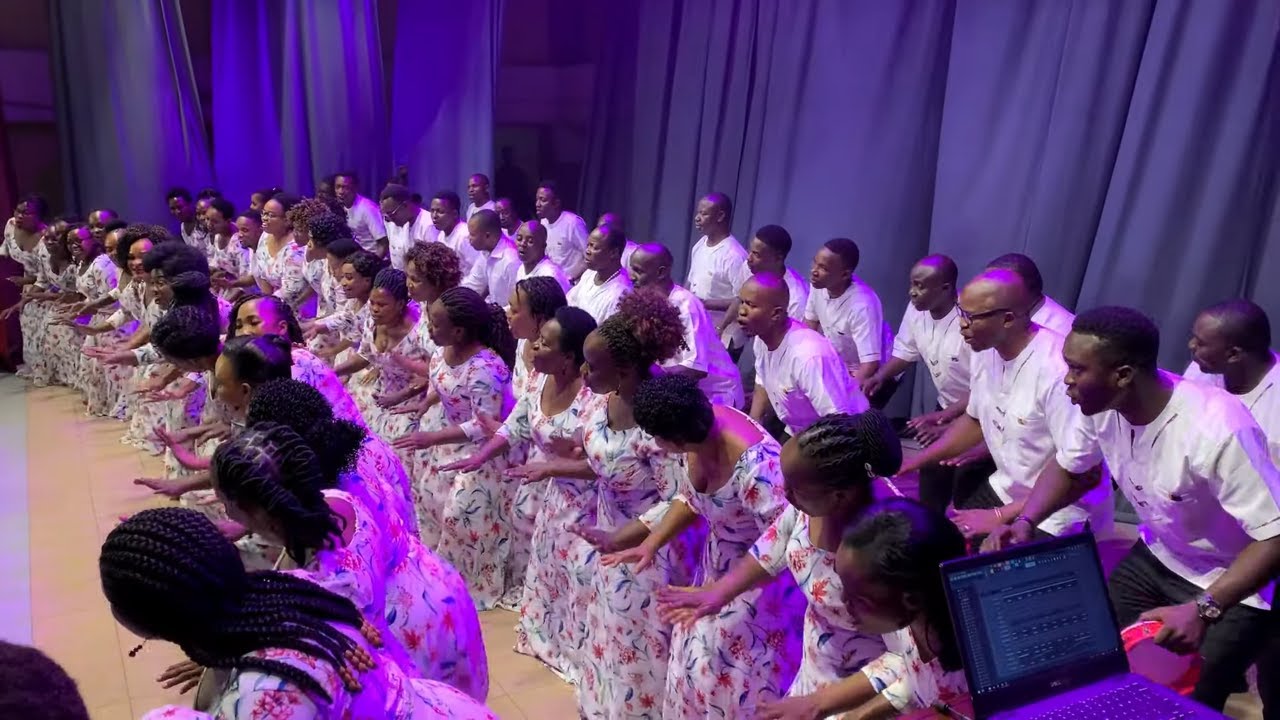 Mt. Kizito Makuburi - Ngoja Nicheze (Live Performance)
