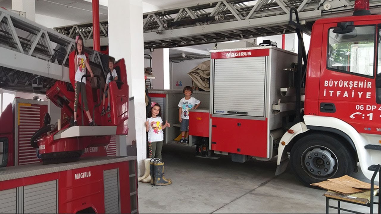 İtfaiye merkezine gittik gerçek itfaiye arabalarını inceledik ve bindik .| Eğlenceli çocuk videoları