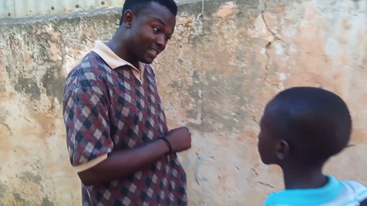 Gade kòman yo kenbe yon granmoun nan ranmase bagay atè