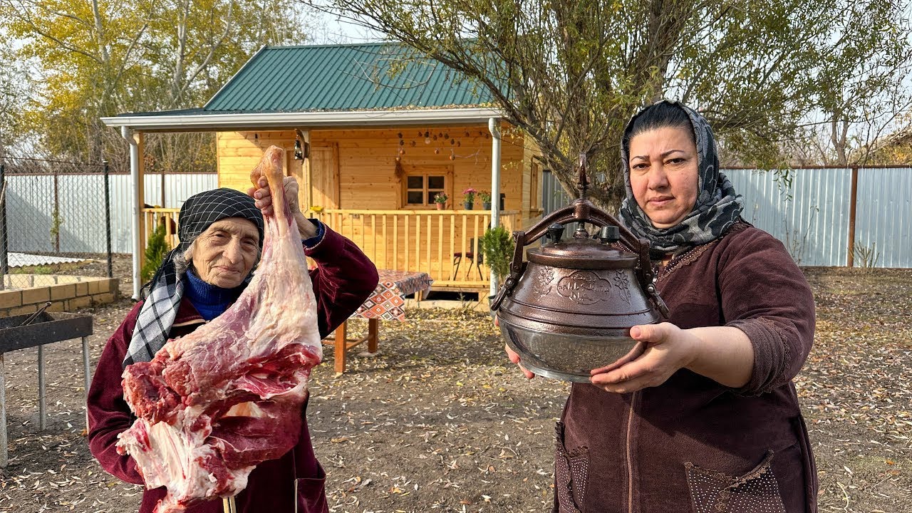 Бабушка готовит целую козью ногу в афганском котле