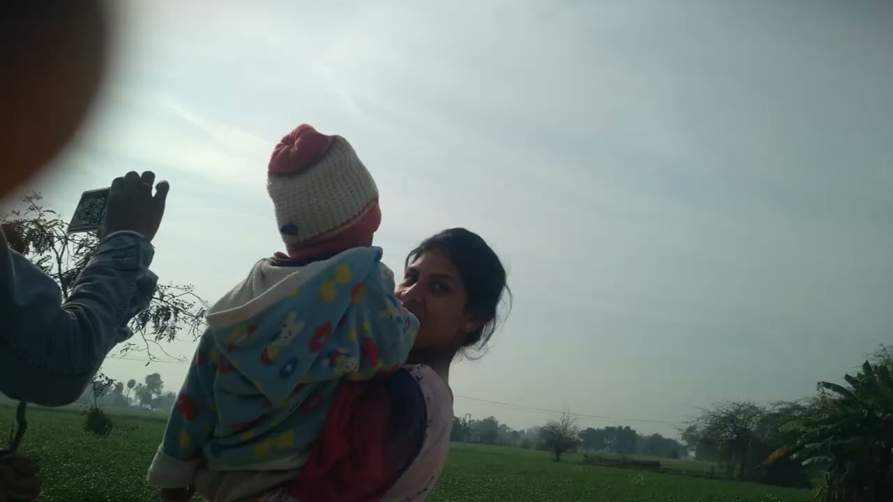Kheton per ghumne gai