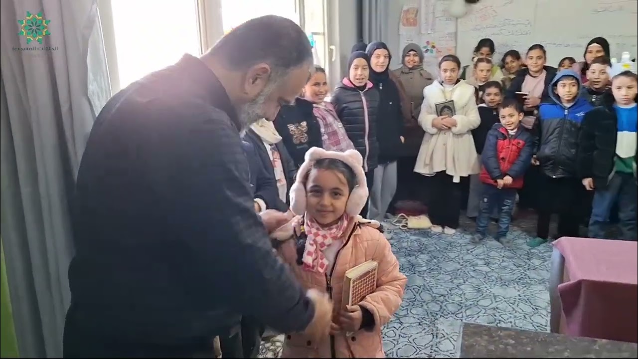 استقبال المدير وتكريم طالبة 
