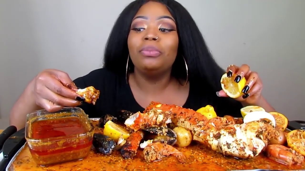 Мукбангеры едят соус