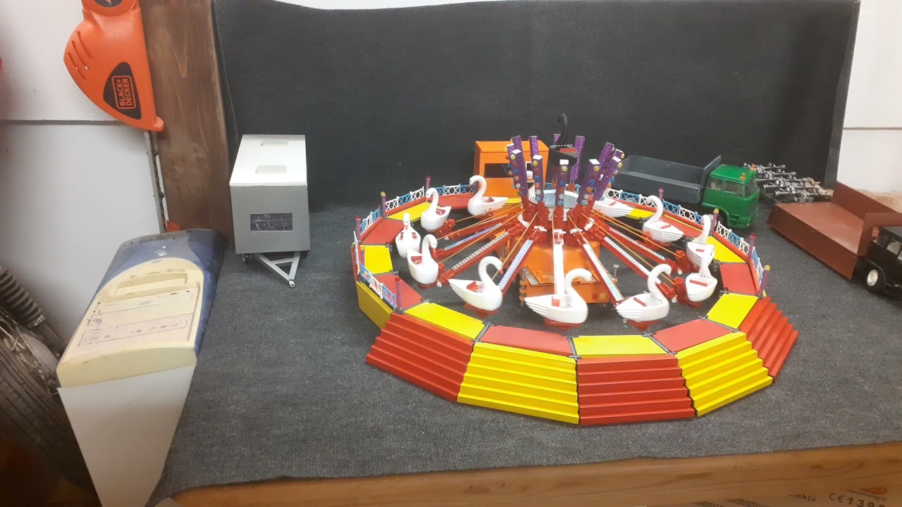 stavba labutě-atrakce kermis