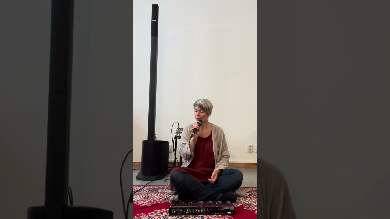 August vocal drone meditation impro - Bodil R&oslash;rtveit   #loopstation   #meditativemusic #acapella