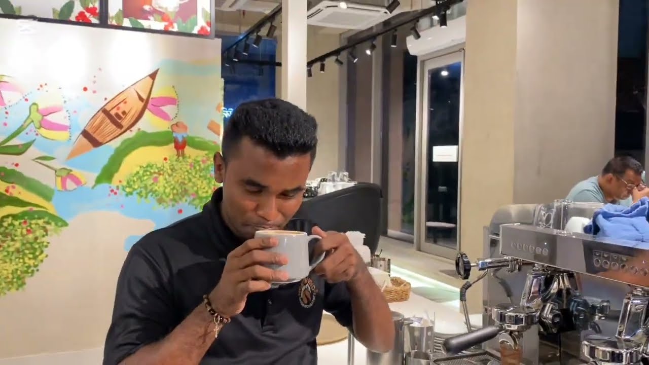 How to make a mocha coffee in a bangladeshi coffee shop. #mocha #coffee #drinks 