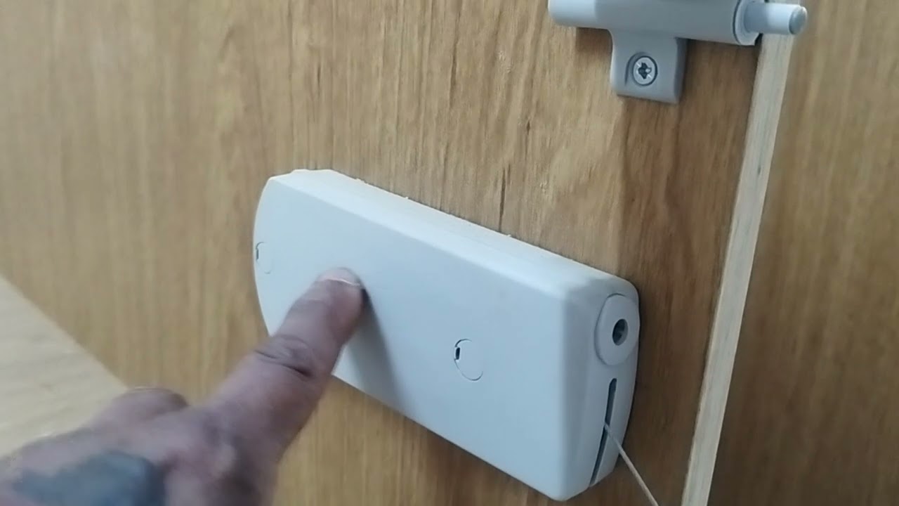 como pôr PORTA BASCULANTE COM ABERTURA PARA BAIXO COM ARTICULADOR JUNIOR DA HAFELE COM CABO DE AÇO.