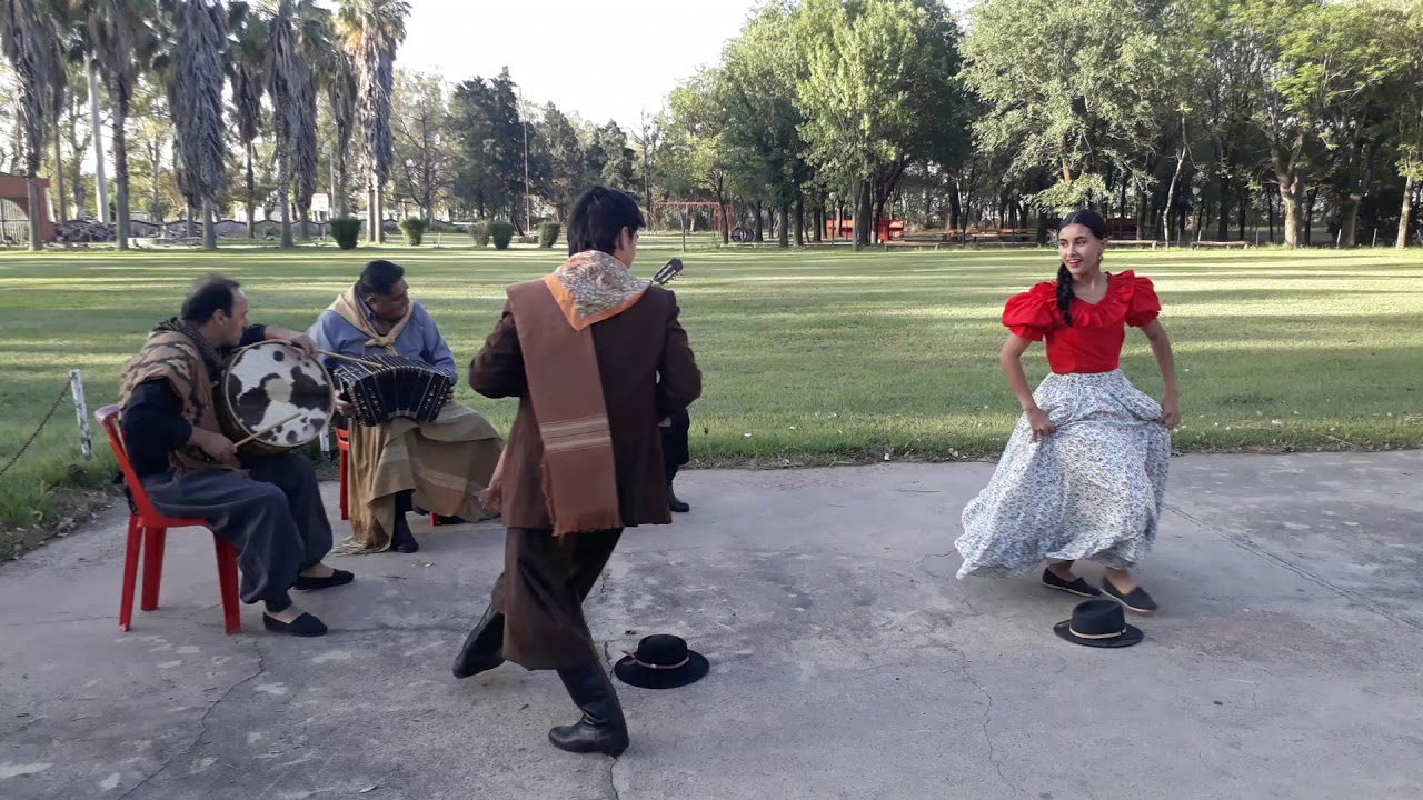 PAREJA TRADICIONAL JUVENIL    LUCIANA  Y DAMIAN  BAILAN: SOMBRERITO