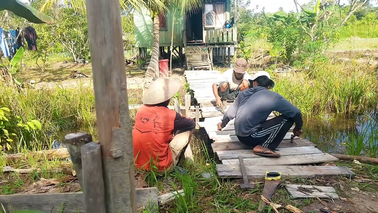 benerin jembatan sembari ngobrol santai😇