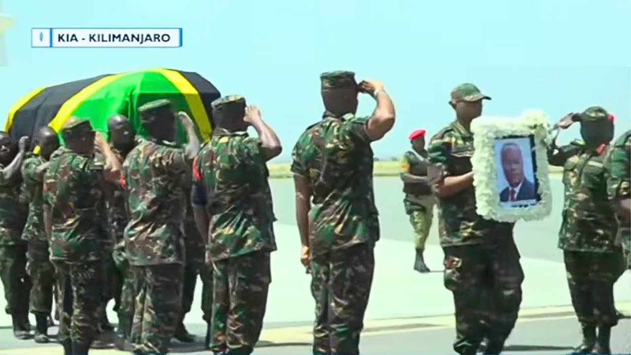 Tazama mwili wa LOWASSA ulivyotua nyumbani kwao KIJESHI, wanajeshi wenye vyeo vya Meja wakiusindikiz