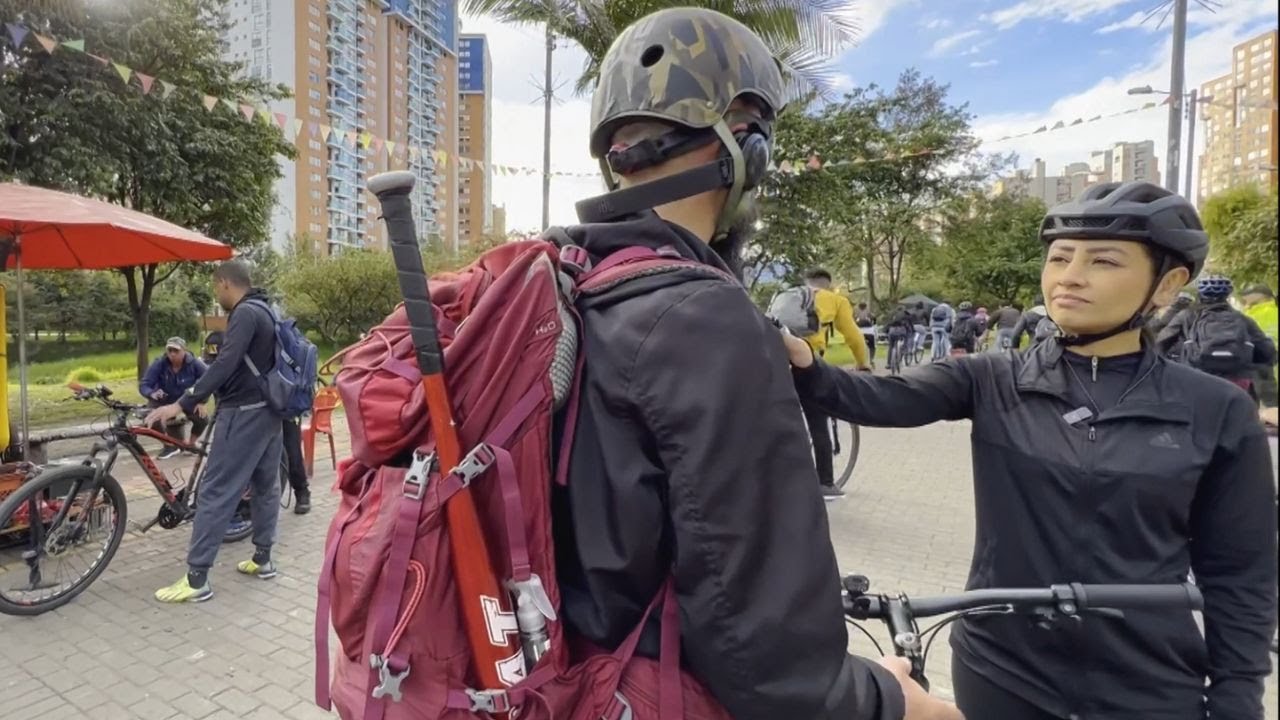 ¿Qué tan peligroso es recorrer Bogotá en bicicleta?: algunos salen hasta con machete