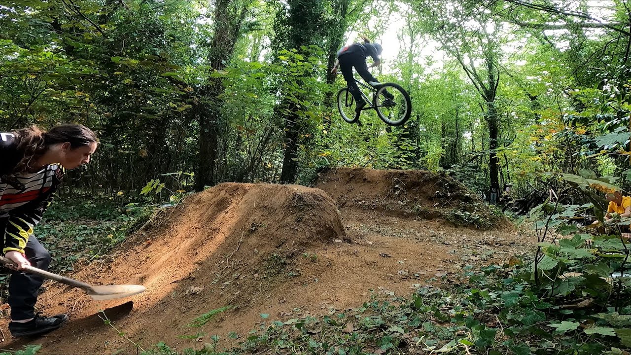 On reshape une bosse à tricks, j'essaie 360😅