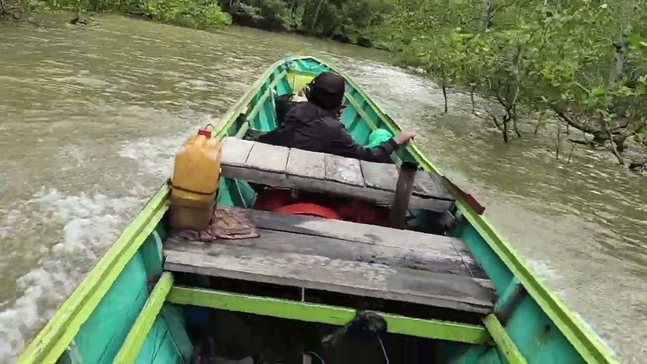 Perjalanan menuju ketambak menggunakan perahu