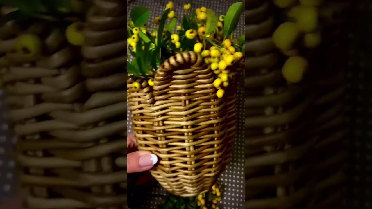 Корзина с фестонами из бумажной лозы