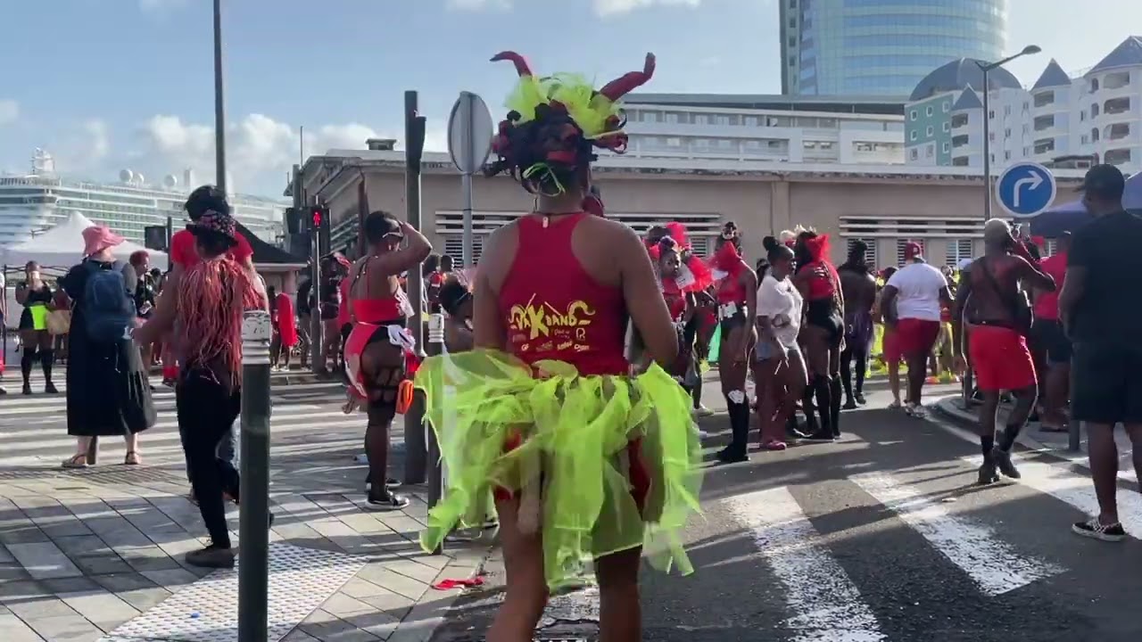 Mardi Gras : Fort-de-France en rouge