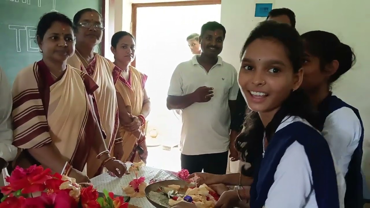ଗୁରୁଦିବସ ପାଳନ ଅବସରରେ ପୁରୁଷୋତ୍ତମ ସରକାରୀ ହାଇ ସ୍କୁଲ ର ପିଲାମାନେ ଗୁରୂପୂଜା କରୁଛନ୍ତି//school 🏫🎒 Student WOW