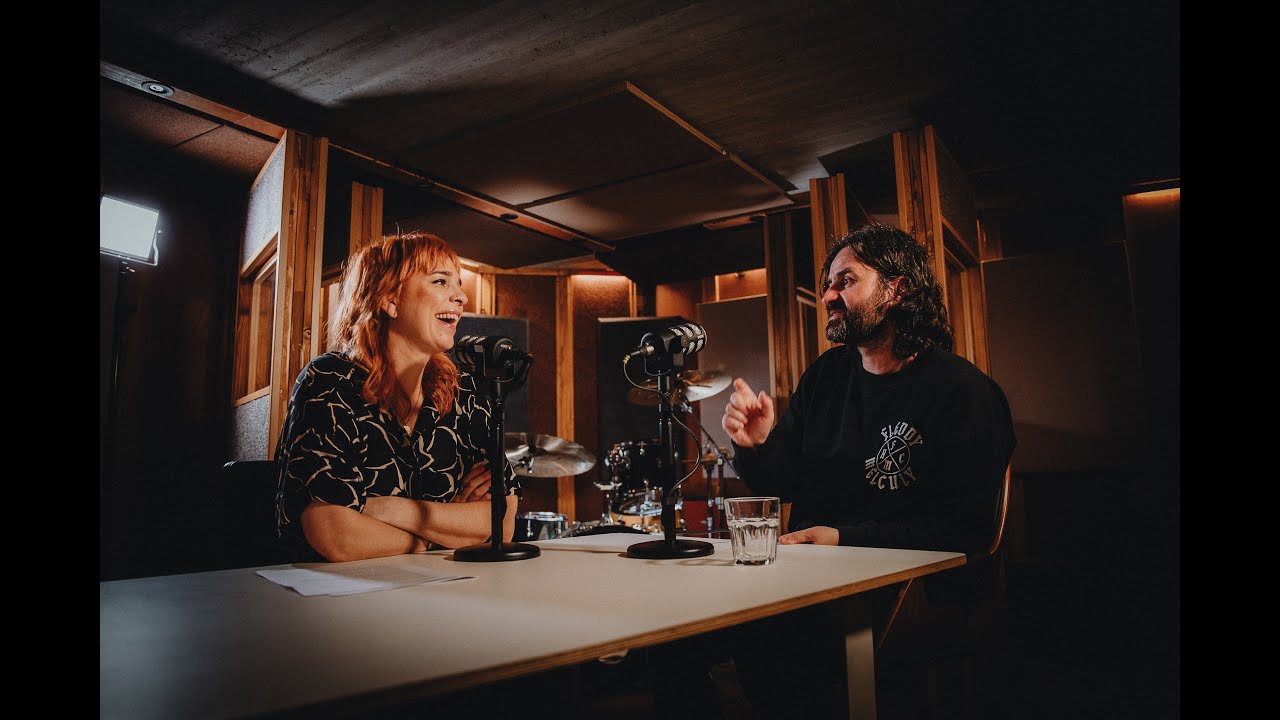 Fleddy Melculy en Sofie bespreken iconische videoclips uit de 90's
