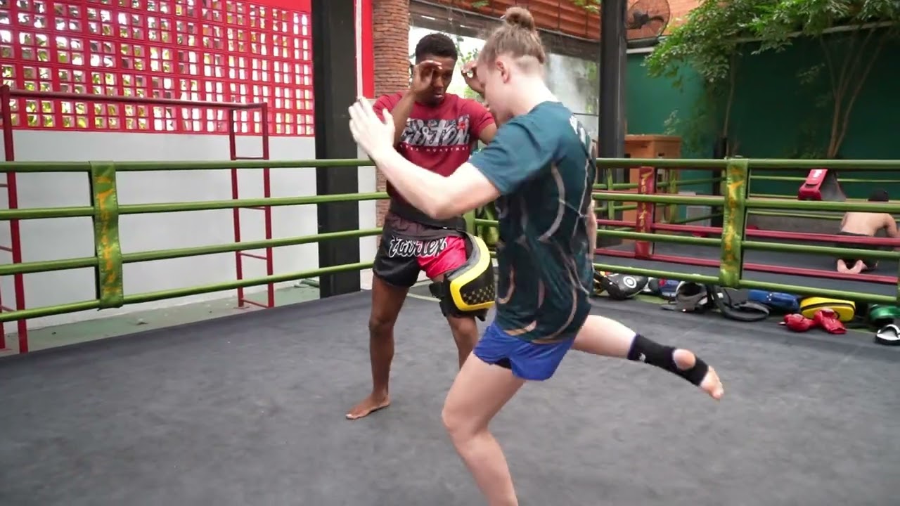 Кенду Ирвинг рассматривает набедренные накладки Fairtex TP4 | Максимальная защита для бойцов!