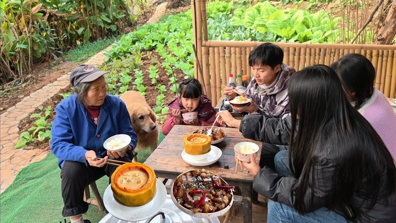 年轻人躲进深山不内卷，南瓜肥肉搞创新，狗子馋到扒桌Pumpkin fat is innovative, and dogs are greedy for the table.
