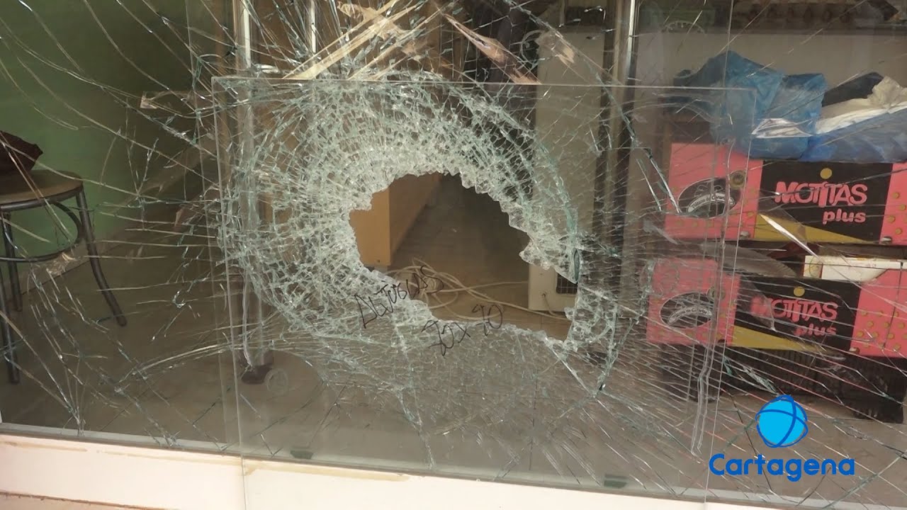 Unos delincuentes rompen el cristal de una frutería de Pozo Estrecho