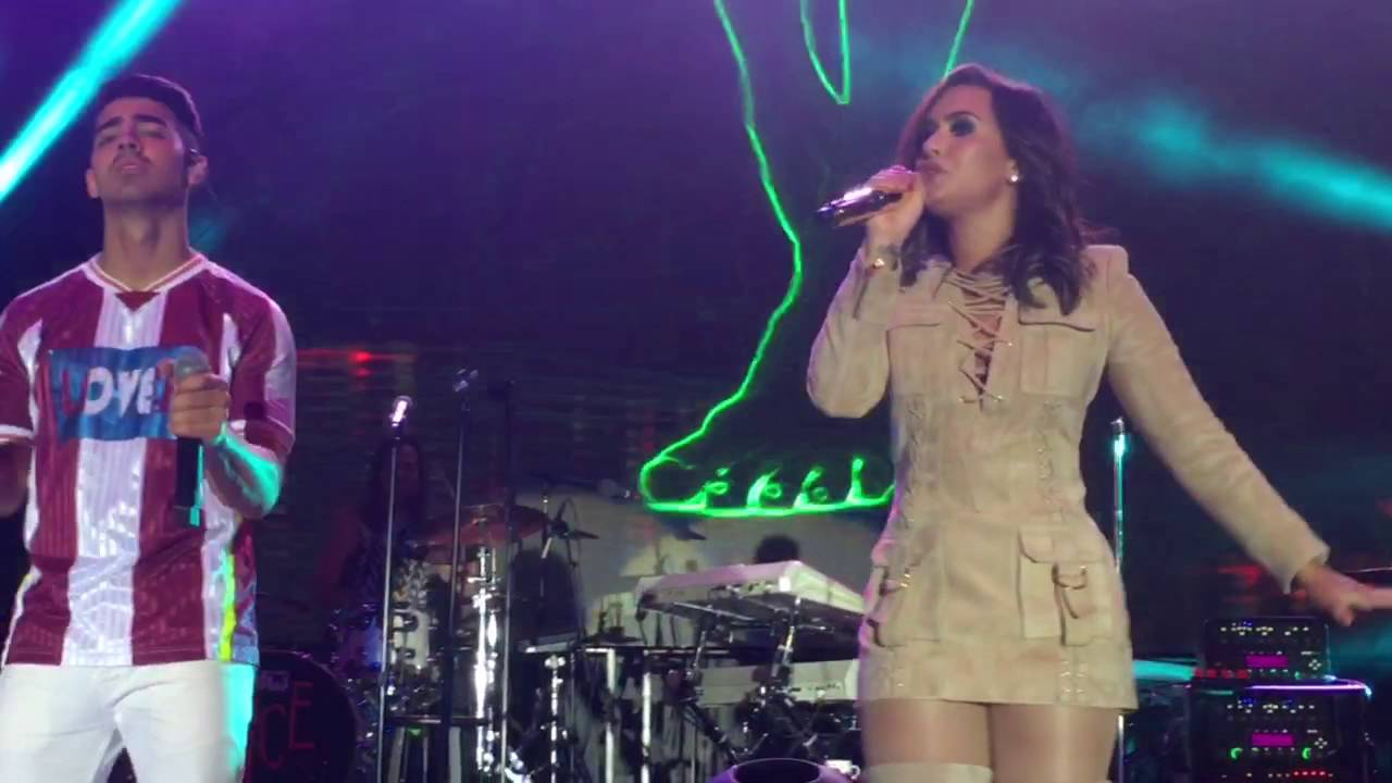 SEXY DEMI LOVATO LIVE 9/22/2016 Pt.3