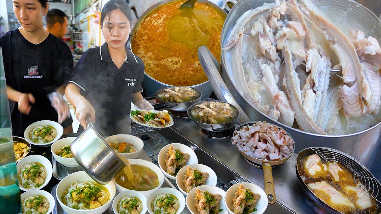 Lạ kỳ nồi bánh canh cá lóc nấu bằng mắm ruốc lần đầu tiên thấy, khách đông choáng ngợp chờ ăn