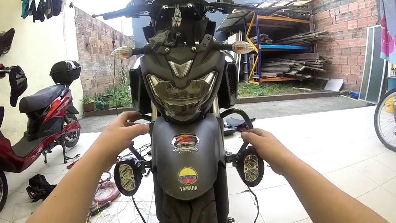 INSTALACION PROFESIONAL DE LUCES EXPLORADORAS en moto Yamaha FZ25 parte practica-Jinete en 2 ruedas
