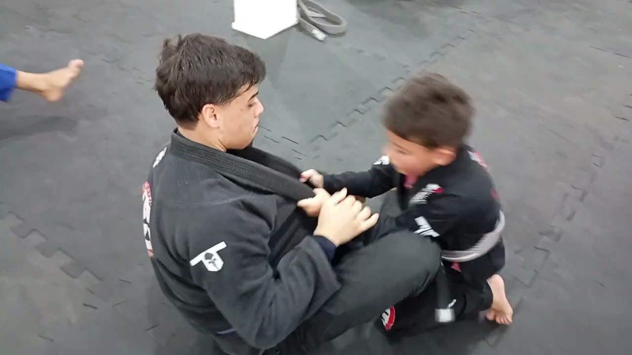 O jiu-jitsu não ensina só golpes…Ensina respeito, disciplina, autocontrole e confiança.