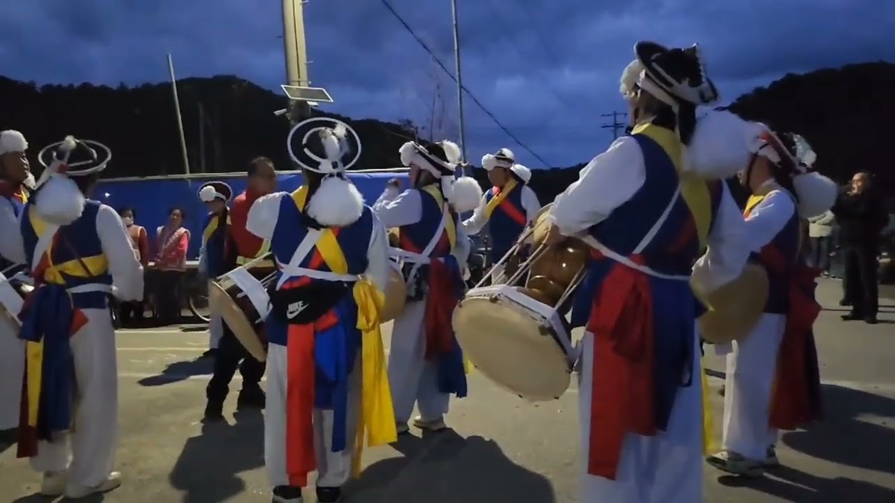 #​지신밟기: #꽹과리, #장구, #북, #징 같은 #악기를 치며 #마당, #장독대, #곳간 등을 밟아 #액운을 쫓는 #의식입니다.