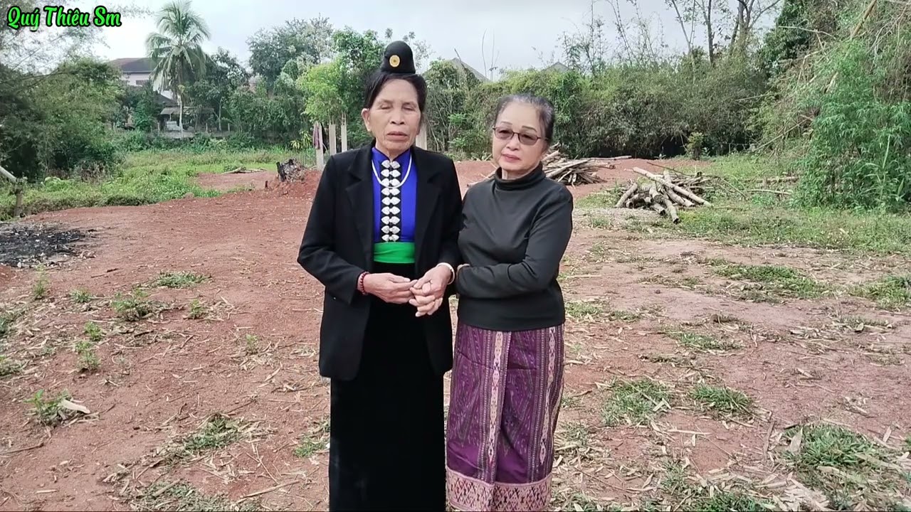 Vừa hát vừa khóc.Mẹ Biềng hát theo yêu cầu  mẹ Lào đúng từng chi tiết nghe mà  nghẹn lòng 