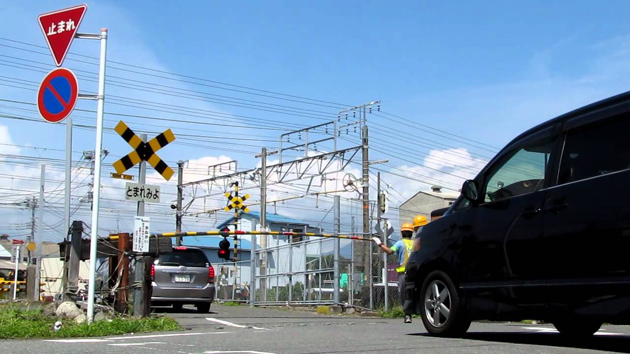 富士・日本製紙専用線 新潟35トンスイッチャー　手動踏切にて