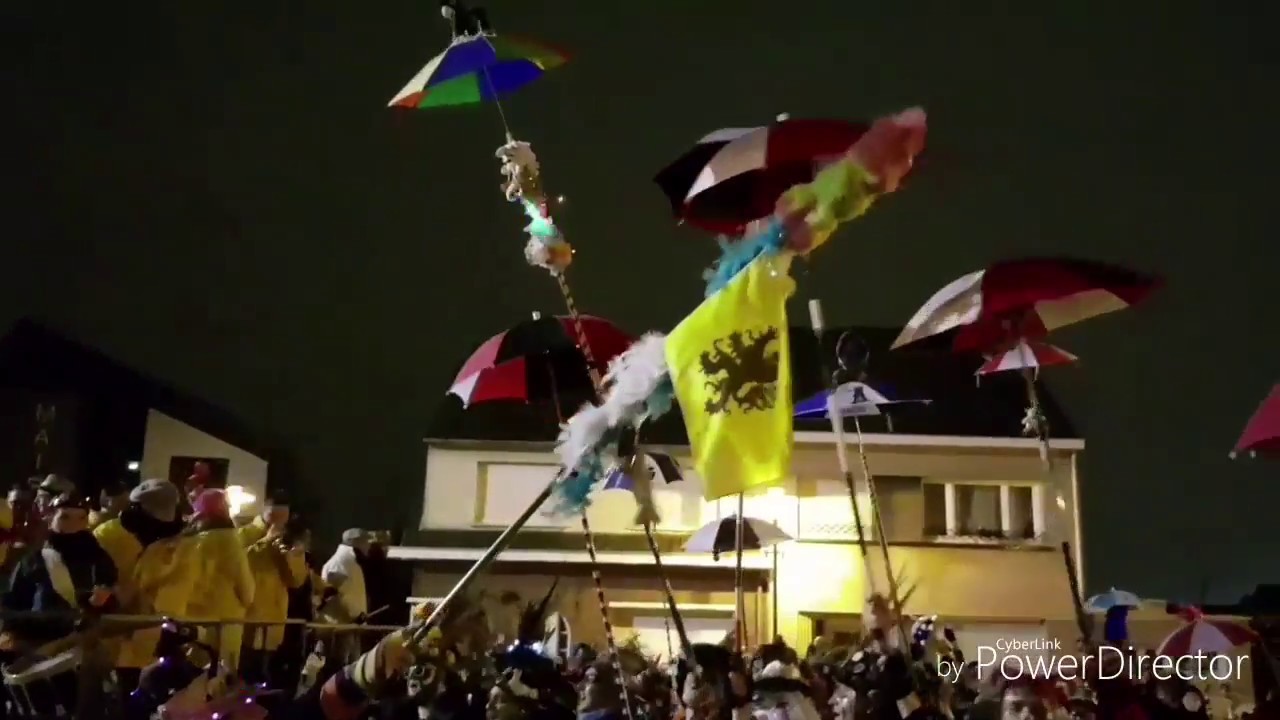 Dunkerque-Fort-Mardyck- des carnavaleux heureux au départ de la première bande du Grand -Dunkerque.