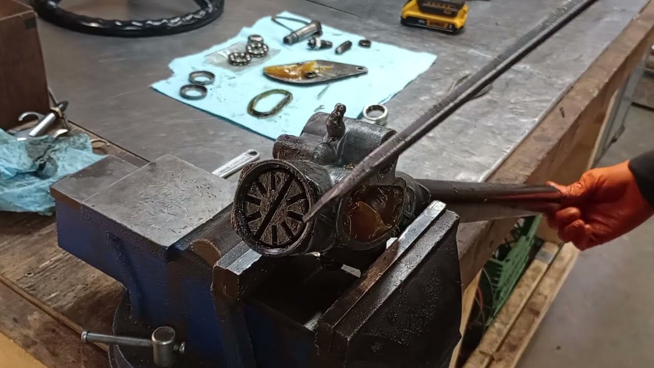 Cub Cadet 1811 Revival - Steering Box Rebuild - Assembly and Adjustment