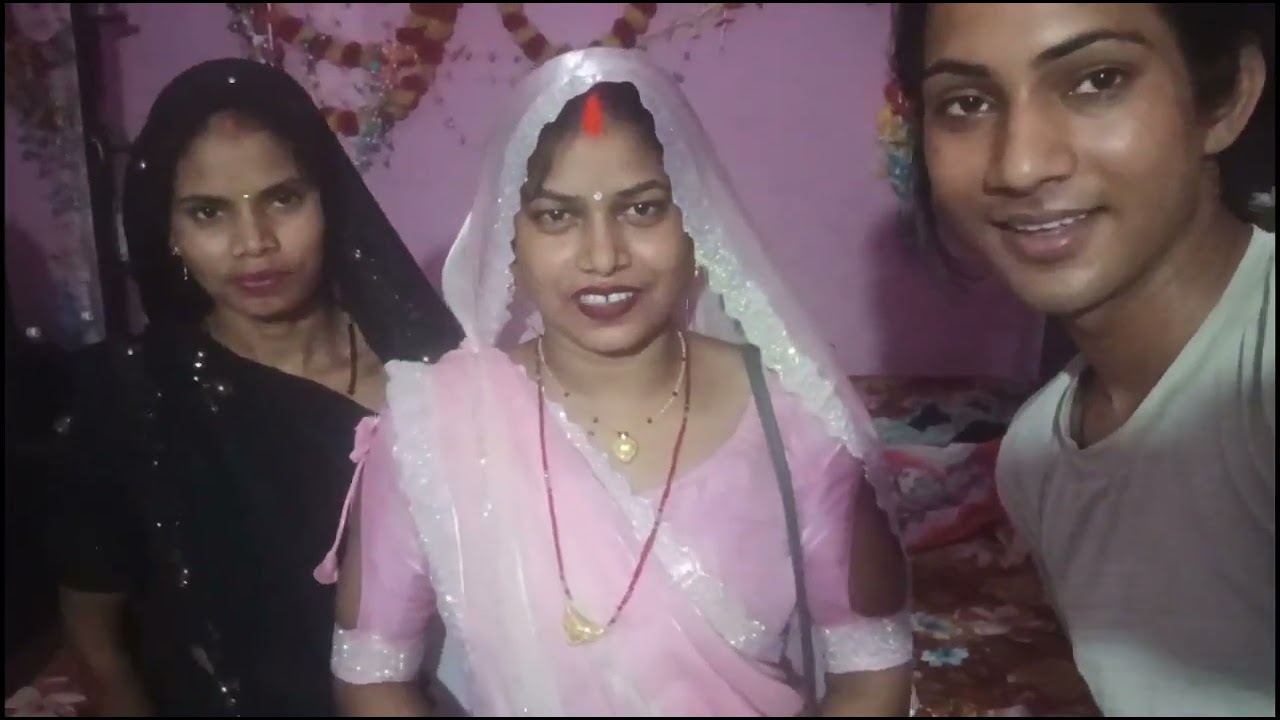 मोनिका जी जा रही है माता रानी का दर्शन करने पंडाल में