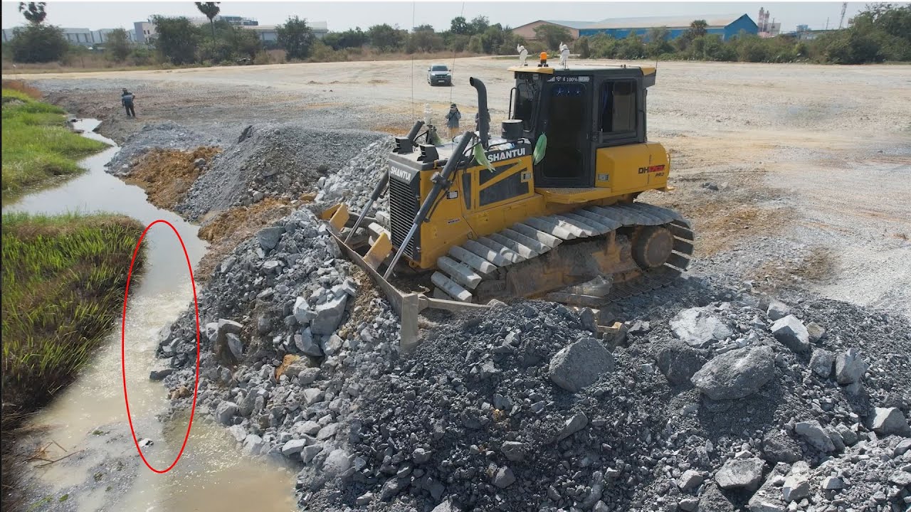 And Landfill Stones work! SHANTUI Dozer DH17C3 The Soil into The Hole Building  Using Water
