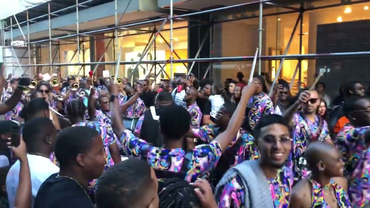Warming up voor Zomercarnaval 2022: Un1cum brass 🔥 onderweg