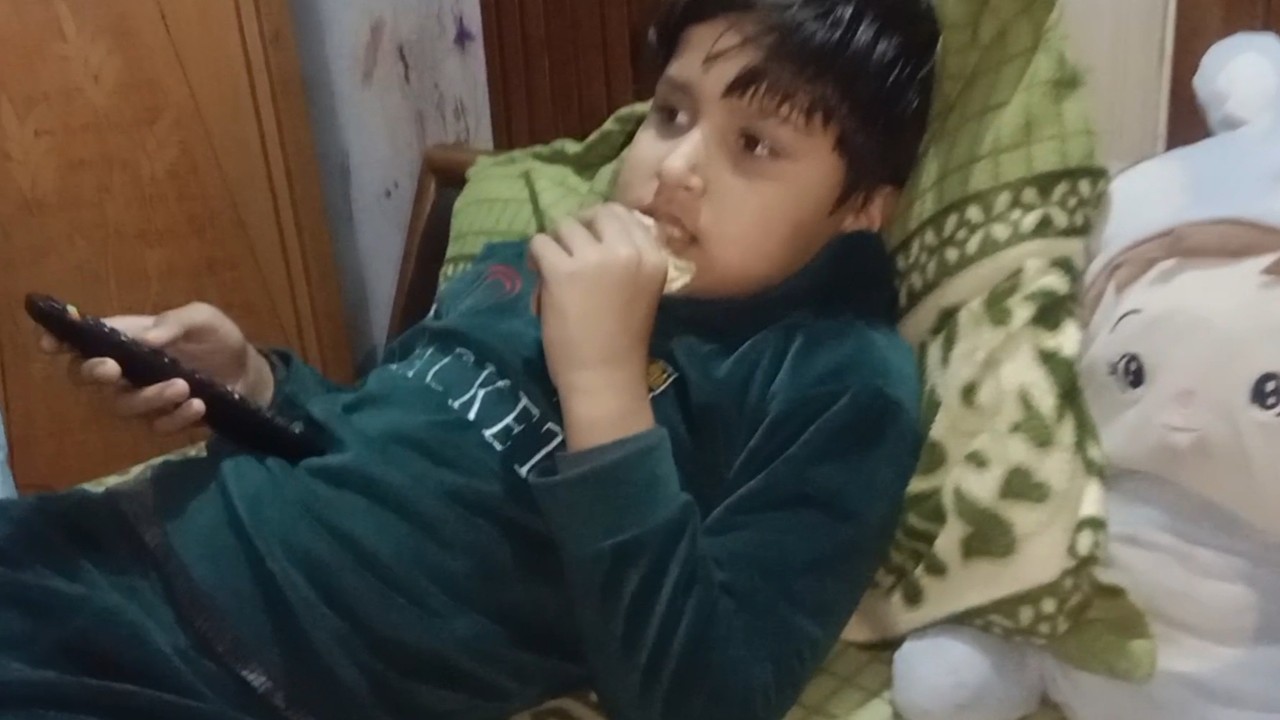 Meri tabiyat kharab hone par ye kaise roti kha raha h Hanu