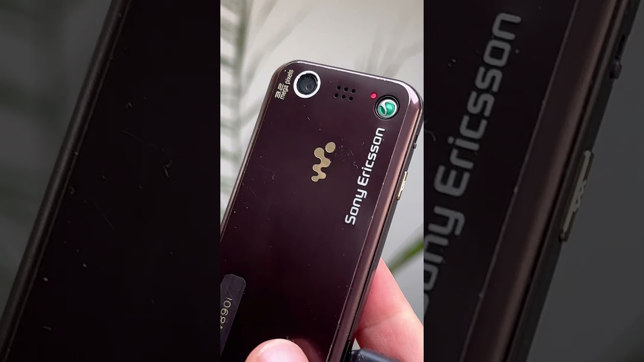 Design we lost: the charging LED detail. Sony Ericsson W890i