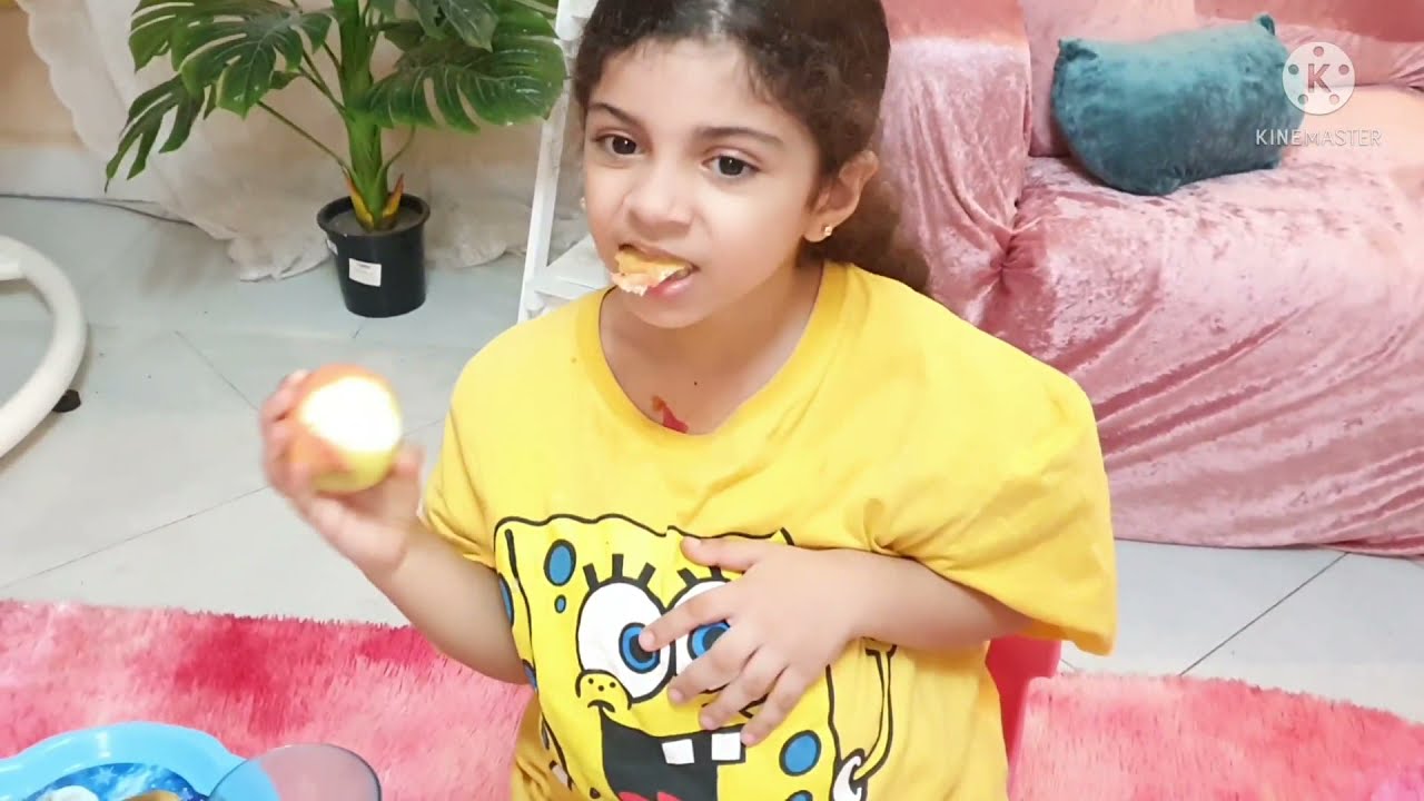 بنت صغيرة بتحب الاكل الكتير🤮/شوفوا أخواتها عملوا معاها أية😪