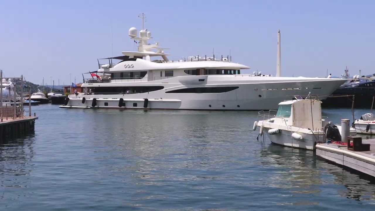 GiGaGi Yacht Docking in Saint Tropez  - 4K