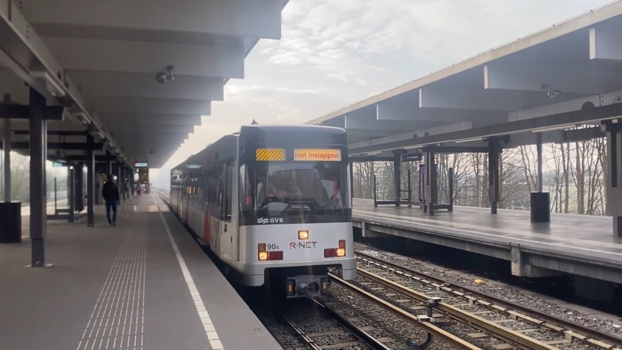 Losse S3/M4 CAF-wagen rijdt langs Van der Madeweg + Aankomst een remmende VTG goederenwagons 