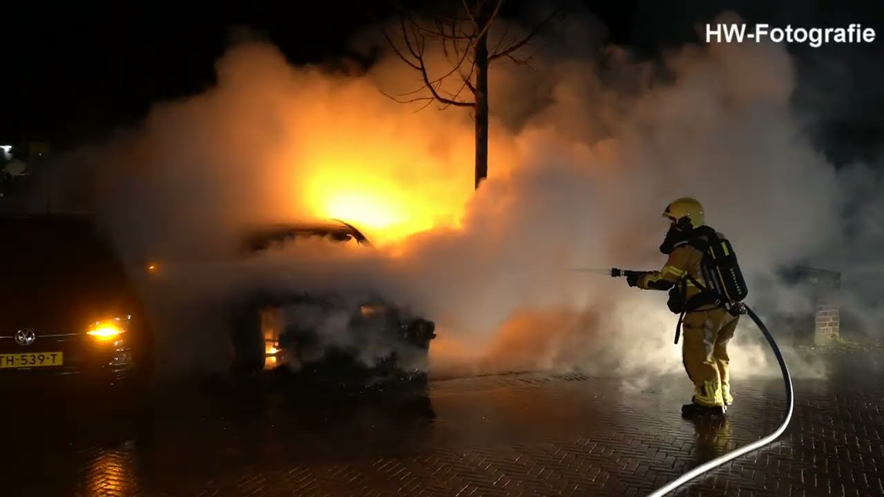 Geparkeerde auto's in brand aan de Kaai in Hasselt