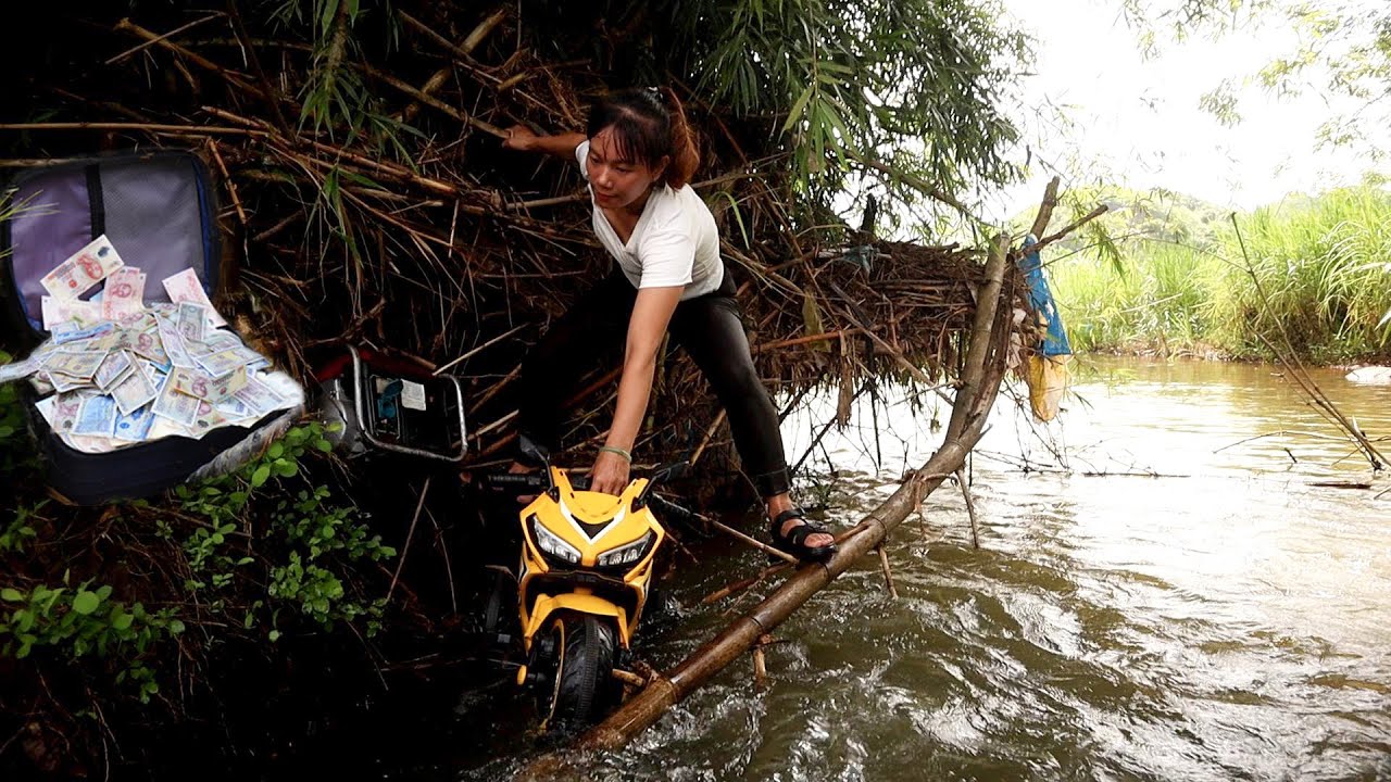 Poor Girl Picks Up Scrap | Girl Finds Large Sum Of Money And Antique Motorbike Swept Away By Flood