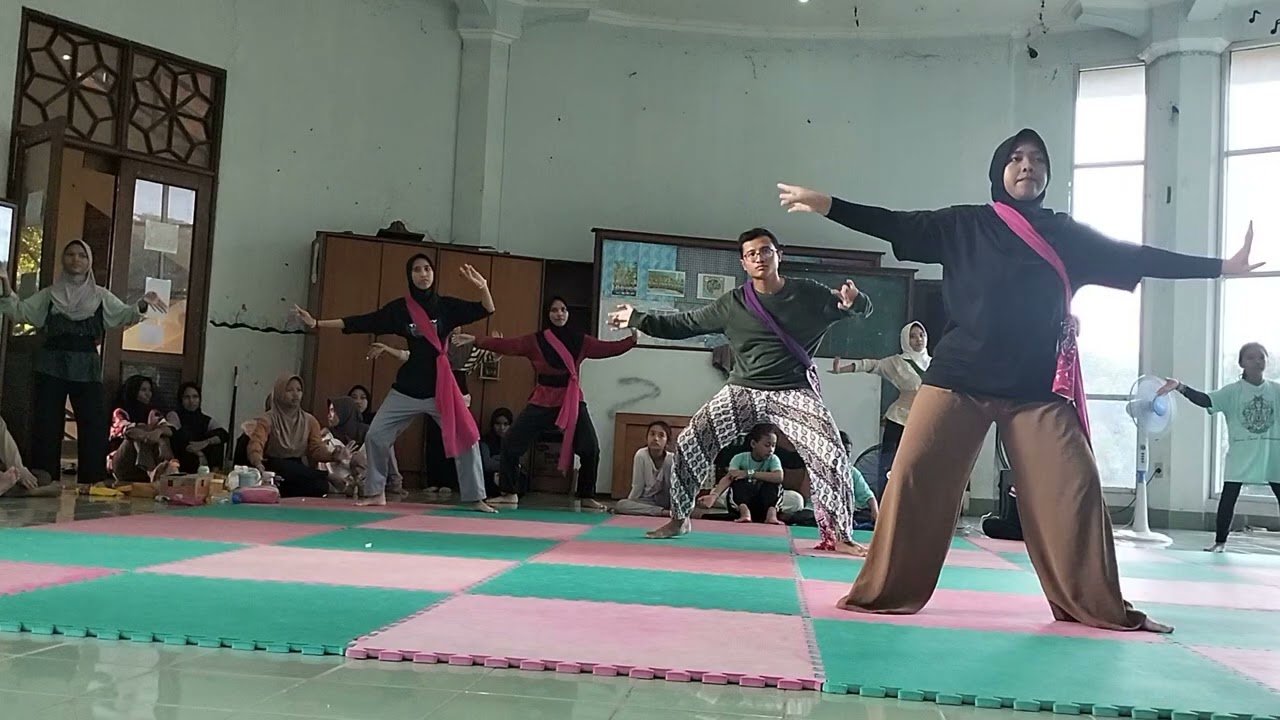 Latihan Tari Angguk Angglang DiRuang Tari Palagan Agung