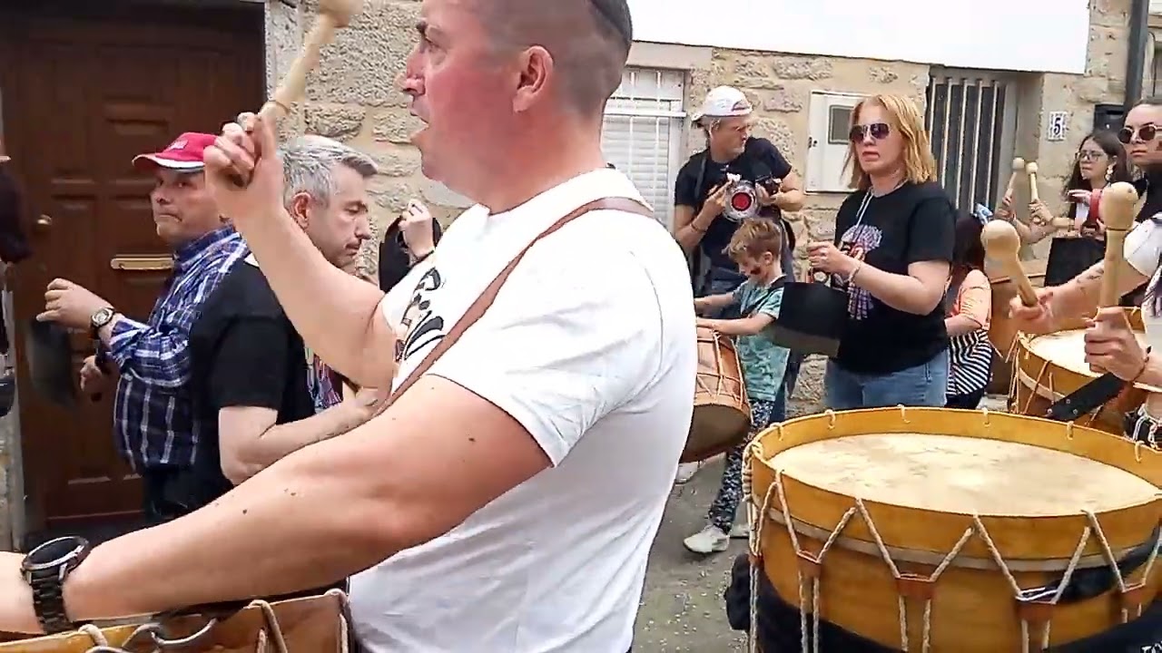 Fuli&oacute;n de Viana pechando o desfile da ViBoMask en Vilari&ntilde;o