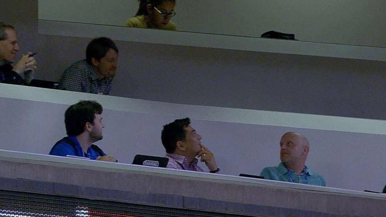 COL@ARI: D-backs reporter Gilbert gets foul ball