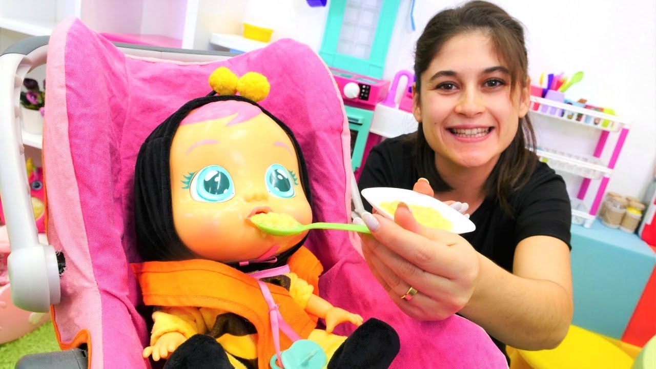 Ayşe ile bebek bakma oyunu. Pepee ve Şila oynarken Ayşe bebeğe bakıyor