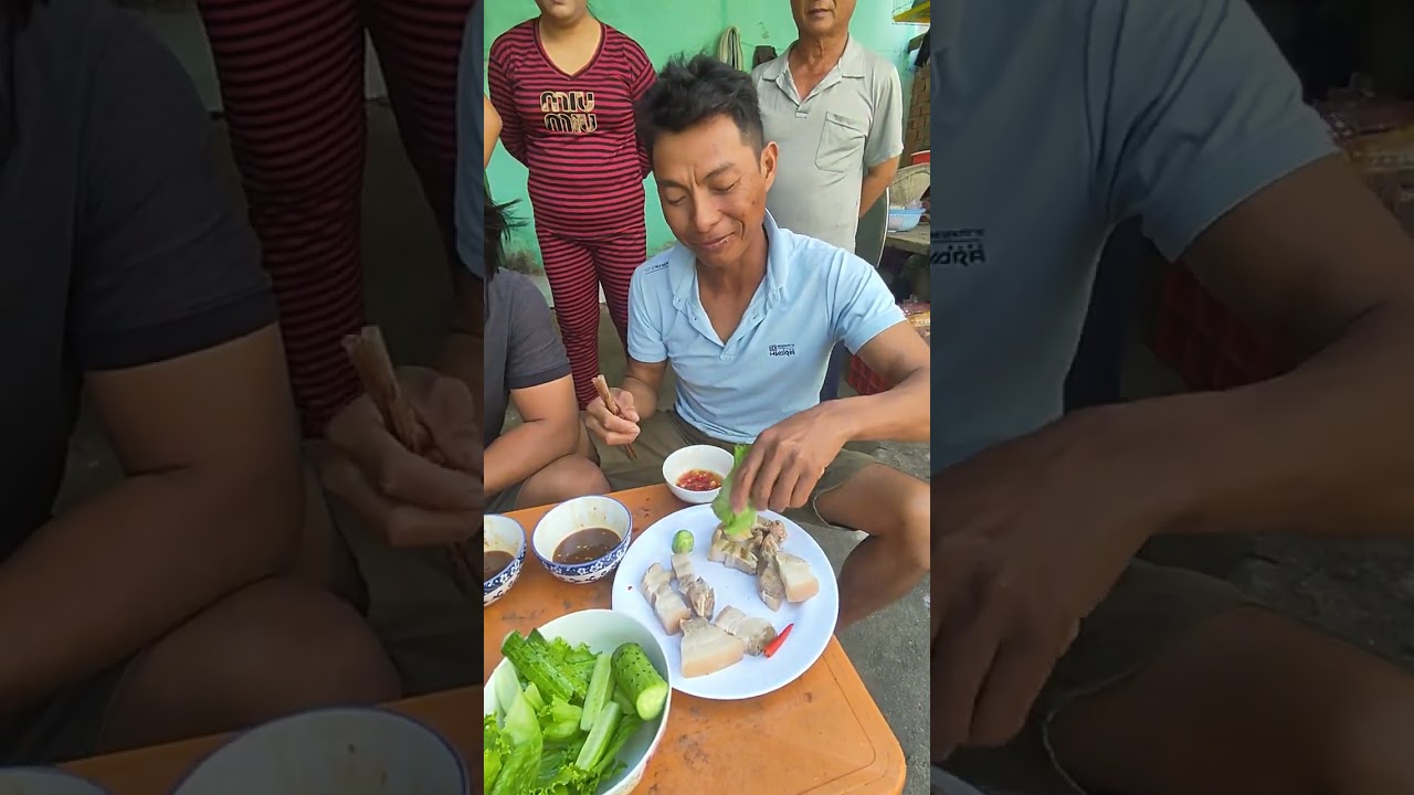 Cuộc thi ăn thịt luộc thắng sẽ được thưởng 500k thua bị phạt ăn tắc 😂😂😂😂😂