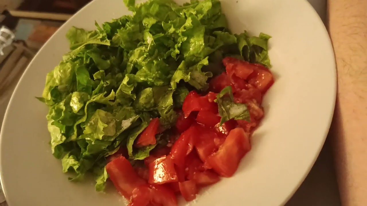 CENA, Ensalada de tomates italianos frescos & seleccionados & lechuga criolla/ Arroz a la Primavera.