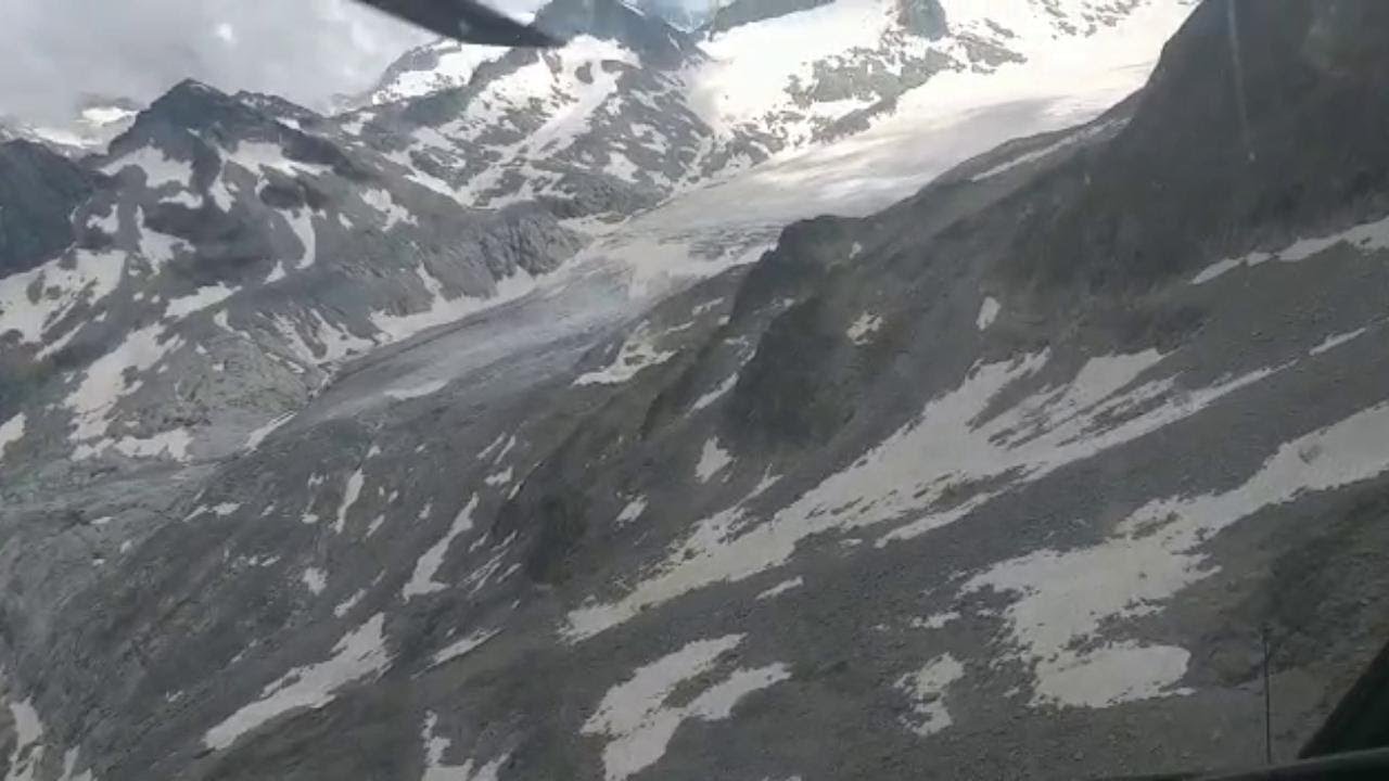 In elicottero sull'Adamello, il ghiacciaio che si sta sciogliendo